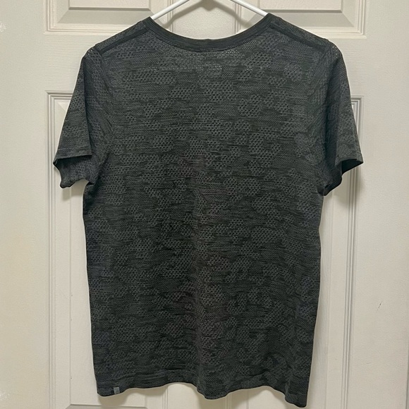 Lululemon Breeze by Short Sleeve in Polar Spots Titanium/Black. - Picture 6 of 6